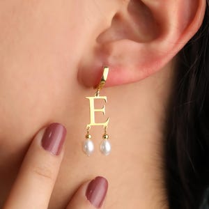 Pendientes de perla, pendientes con letras, joyería personalizada, regalo delicado, pendientes con inicial, regalo personalizado, pendientes elegantes, joyería de plata, regalo para mamá