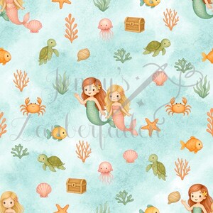 Könnte beinhalten: Ein skurriles Muster mit Meerjungfrauen, Schildkröten, Fischen, Krebsen, Muscheln und Schatztruhen auf einem hellblauen Aquarellhintergrund. Das Design umfasst Korallen und Quallen und schafft eine lebendige Unterwasserszene.