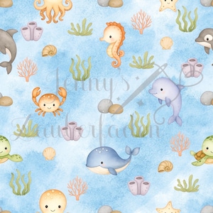 Könnte beinhalten: Aquarellmuster mit verschiedenen Meeresbewohnern wie Delfinen, Seepferdchen und Oktopussen, zusammen mit Korallen und Seegras, vor einem hellblauen Aquarellhintergrund. Das Design umfasst einen Wal, eine Krabbe und eine Schildkröte, die ein Unterwassermotiv bilden.