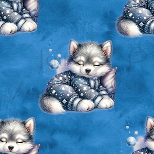 Könnte beinhalten: Ein sich wiederholendes Muster eines schlafenden Wolfswelpen in einem blauen Pyjama mit weißen Sternen und Monden. Der Welpe ruht auf einem grauen Kissen vor blauem Hintergrund. Der Welpe hat grau-weißes Fell und schläft friedlich.
