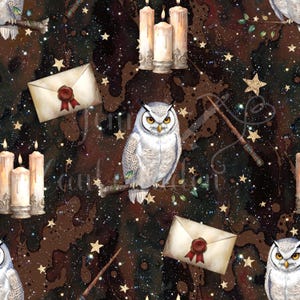 Könnte beinhalten: Ein sich wiederholendes Muster mit weißen Eulen auf Ästen, Kerzen, Umschlägen mit roten Wachssiegeln, Zauberstäben und goldenen Sternen auf einem dunkelbraunen und schwarzen, gesprenkelten Hintergrund. Das Thema ist magisch und skurril.