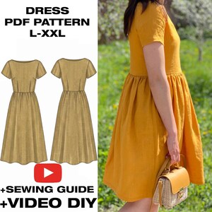 Puede incluir: Un vestido color amarillo mostaza de manga corta con cintura fruncida y falda a media pierna. La imagen incluye un boceto técnico del vestido, el texto DRESS PDF PATTERN L-XXL, +SEWING GUIDE, +VIDEO DIY y un icono de botón rojo.