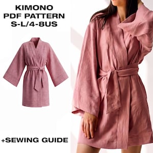 Può includere: Un kimono rosa polvere con maniche larghe e cintura da annodare in tinta. Il testo KIMONO PDF PATTERN S-L/4-8US e +SEWING GUIDE è visibile. Il capo presenta un design a portafoglio con colletto, mostrando una struttura semplice e pulita.