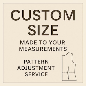 Op de afbeelding: Een beige vierkante afbeelding met de woorden "CUSTOM SIZE" in donkerbruin. Daaronder staat "MADE TO YOUR MEASUREMENTS" en "PATTERN ADJUSTMENT SERVICE". Een lijntekening van een kledingstuk staat rechts.