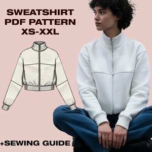 Może przedstawiać: Biała bluza z zamkiem błyskawicznym i wysokim kołnierzem, pokazana z ilustracją wzoru i tekstem "SWEATSHIRT PDF PATTERN XS-XXL +SEWING GUIDE". Bluza ma prążkowany dół i mankiety.