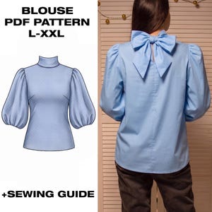 Op de afbeelding: Een lichtblauwe blouse met een hoge halslijn en volumineuze pofmouwen. De achterkant heeft een grote stoffen strik bij de kraag. De afbeelding bevat de tekst BLOUSE PDF PATTERN L-XXL en +SEWING GUIDE, met een technische tekening van het kledingstuk.
