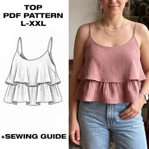 Könnte beinhalten: Ein altrosa Camisole-Top mit dünnen Spaghettiträgern und einem zweistufigen Rüschendesign. Das Bild enthält eine schwarz-weiße technische Skizze des Oberteils und den Text TOP PDF PATTERN L-XXL +SEWING GUIDE auf weißem Hintergrund.