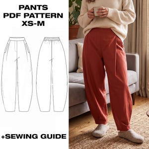 Op de afbeelding: Een PDF-naaipatroon voor een broek in maten XS-M, met een technische lijntekening van het kledingstuk met een platte tailleband en zijzakken, naast een foto van de afgewerkte roestkleurige broek gedragen met een crèmekleurige trui.