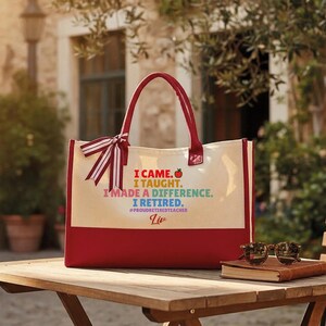 Bolso de mano personalizado para profesores jubilados, con el mensaje "Vine, enseñé, marqué la diferencia", ideal para regalar en la jubilación de un profesor. imagen 13