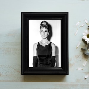 Audrey Hepburn in Breakfast at Tiffany&#39;s Vintage Framed Art, Classic Movie Icon, Elegant Retro Wall Decor, Timeless Hollywood Portrait