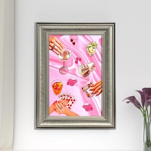 Impresión de pared enmarcada vintage con naipes rosas, cartas y bebidas de noche de póquer rosas, arte de pared retro