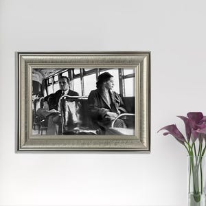 Impresión enmarcada de Rosa Parks en autobús / Arte histórico de los derechos civiles / Póster icónico de protesta para amantes de la historia