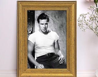 マーロン・ブランド、白いTシャツを着たハンサムな俳優、『欲望という