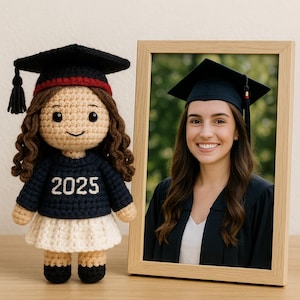 Poupée au crochet de remise des diplômes personnalisée - Amigurumi personnalisé à partir d'une photo - Cadeau de remise des diplômes pour elle, figurine sosie d'un diplômé