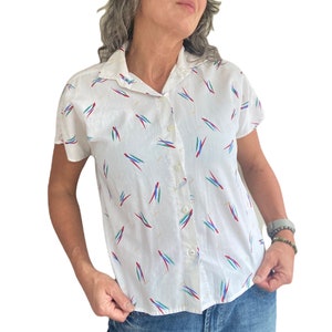 Bluzka w stylu vintage z lat 80. z abstrakcyjnym dekoltem typu cap sleeve, lekka nostalgiczna bluzka, rozmiar US 8-10, M