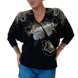 80年代風のユニークなスパンコールのバットウィングジャンパー。華やかな装飾が施されています。Lサイズ