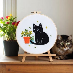 かわいい黒猫刺繍キット 花柄バスケット柄 - 初心者や猫好きの方にもおすすめのDIYハンドステッチフープアート | ホームデコレーション