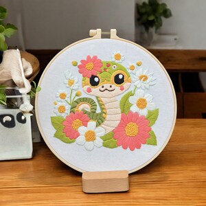 Kit de bordado para principiantes con linda serpiente de dibujos animados / Manualidad de punto de cruz con aguja para hacer uno mismo / Proyecto de costura fácil / Regalo para ella / Decoración del hogar y pasatiempos