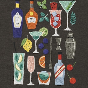 Könnte beinhalten: Ein Stickdesign auf dunklem Stoff mit verschiedenen Cocktail-Motiven, darunter Flaschen, verschiedene Gläser, ein Shaker, ein Messbecher, ein Rührlöffel, Zitrusfrüchte, Beeren, Minzblätter und Kirschen, alles in farbigem Garn gestickt.