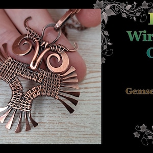 Może przedstawiać: Miedziany wisiorek w kształcie sowy z drutu. Sowa ma skomplikowany splot z drutu i stylizowane detale, w tym duże oczy i wachlarzowate skrzydła. Obraz zawiera również tekst "DIY Wire wrap OWL by Gemseeker Studio."