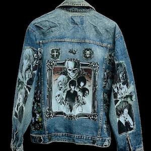 Vintage Jeansjacke mit dunkler Manga-inspirierter Grafik - Anime Notebook Tribute, Unisex Fit Upcycled Jeansjacke, S-XXL