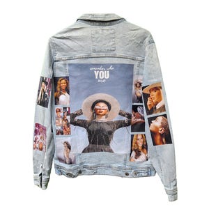 Può includere: Giacca di jeans azzurra con un collage di immagini e la scritta "remember who YOU are". Il retro della giacca presenta un'immagine centrale di una persona con un cappello, circondata da altre foto.