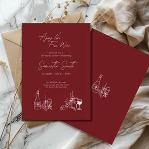 Puede incluir: Invitación de color burdeos con el texto "Aging Like Fine Wine" y detalles del evento. La invitación incluye una cena de cumpleaños en honor a Samantha Smith, con fecha, hora y lugar. Ilustraciones de botellas y copas de vino.