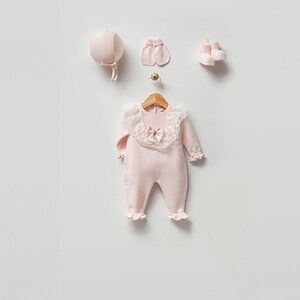 Elegant Baby Girl Knitwear Set – Lace Trim Outfit With Matching Blanket