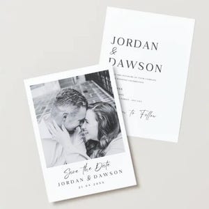 Może przedstawiać: Czarno-biała karta z zaproszeniem na ślub z parą obejmującą się. Tekst brzmi "Save the Date Jordan & Dawson 21.09.20XX".