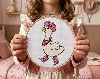 Kreuzstichmuster „Cowgirl-Ente“, Stickerei „Rosa Cowboy“, Western-Kinderzimmerdekoration (PDF)