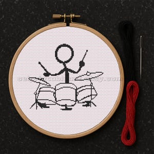Può includere: Un set di tre tazze in ceramica con finitura opaca e macchiettata. Le tazze sono nei toni del crema, grigio chiaro e grigio scuro. Ogni tazza ha un design semplice e minimalista, perfetto per caffè o tè.