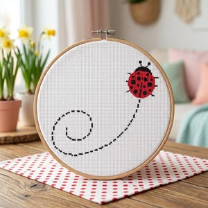 Niedliches Marienkäfer-Kreuzstichmuster, rotes Käfer-Design (digital), verspielte Stickvorlage für Anfänger und schnelle Projekte, Sofort-Download
