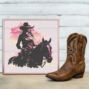 Ricamo a punto croce con cowgirl a cavallo al tramonto – Motivo femminile western – Donna cowboy rustica, arte boho per cuscini e decorazioni per la casa