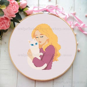 ブロンドの女の子が白い猫を抱きしめるクロスステッチ刺繍パターンPDF、心温まる猫好きのための刺繍デザイン、かわいいDIY手作りギフトアイデア