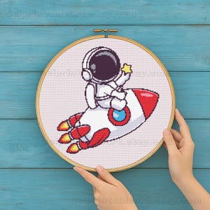 Patrón de punto de cruz de astronauta en un cohete, bordado espacial DIY para habitación infantil, arte de pared galáctico para guardería, descarga digital instantánea en PDF