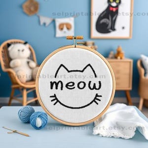 ニャー猫の頭の形と文字のミニパターンクロスステッチチャート刺繍パターン、子供用アイテムを飾るための3つの異なるサイズのパターン