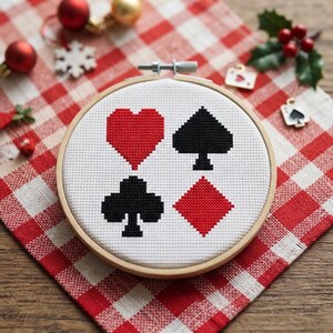 Schema per punto croce a rombo con cuori, picche e fiori, ricamo ornamentale con semi di poker, sottobicchiere con carte da gioco (PDF)