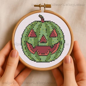 Patrón de punto de cruz de sandía de verano, adorno de Jack-O-Lantern Chibi, mini bordado de fruta espeluznante para Halloween, regalo digital