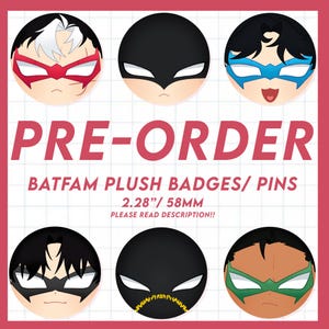 Può includere: Sei distintivi/spille rotonde in peluche Batfam con facce di personaggi. I distintivi hanno un diametro di 58 mm. Il testo "PRE-ORDER" e "BATFAM PLUSH BADGES/ PINS" sono in rosso. È incluso anche il testo "PLEASE READ DESCRIPTION!!".