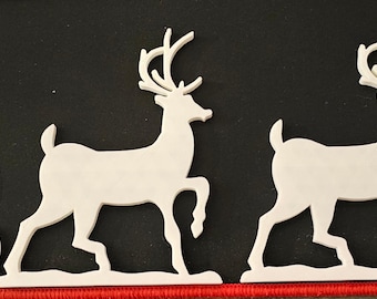 Juldekorationer med julgranskulor och renar