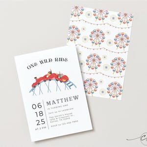 Könnte beinhalten: Eine rote und blaue illustrierte Einladung zu einer ersten Geburtstagsfeier. Die Einladung zeigt eine rote Achterbahn mit Personen, die darauf fahren. Der Text auf der Einladung lautet "One Wild Ride" und "Matthew wird ein Jahr alt". Die Einladung enthält auch das Datum, die Uhrzeit und die RSVP-Informationen.