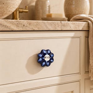 Pomello floreale dipinto a mano - Accessorio per mobili in ceramica blu navy per arredamento boho