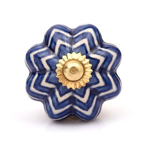 Ręcznie malowane gałki ceramiczne w kolorze niebiesko-białym w kształcie dyni, okucia meblowe w stylu boho z motywem kwiatowym