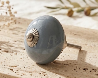 Handgeschilderde stoffige blauwe keramische knop, boho ladeknop, zilveren kroondetail