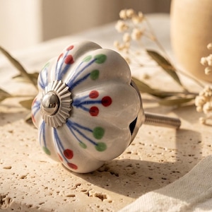 Handbemalter Keramikblumenschrankknauf, Boho-Schubladenknauf, Blau-Weiß-Rot-Grün-Hardware