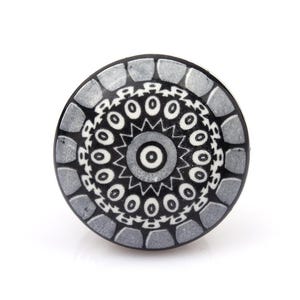 Tiradores de cajón de cerámica con diseño de mandala hechos a mano, herrajes para armarios con estampado serigrafiado en gris, negro y blanco.