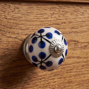 Tirador de armario de cerámica azul y blanca pintado a mano con diseño floral, tirador de cajón estilo bohemio, herrajes modernos y vintage.