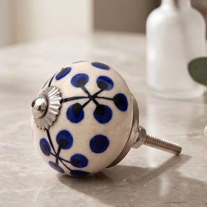 Handmålad blåvit keramisk blommig skåpknopp, bohemisk lådhandtag, modern vintagebeslag