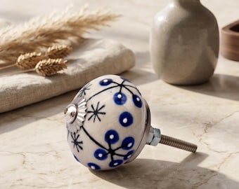 Puxador de armário floral em cerâmica pintada à mão em azul e branco, estilo boho.
