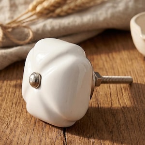 Handgeschilderde witte vierkante keramische knoppen – vintage kastladegrepen